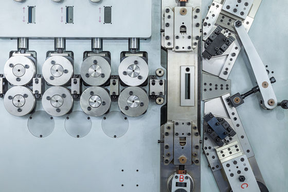 Modelo de XD -680 máquina de bobinamento da mola do CNC de 3,00 - de 8.00mm com sistema servo do movimento